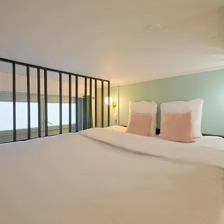 Renovated, Chic For Two Appartement Parijs