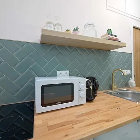 Renovated, Chic For Two Appartement *