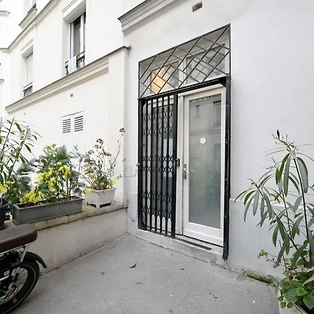 Appartement Renovated, Chic For Two Parijs
